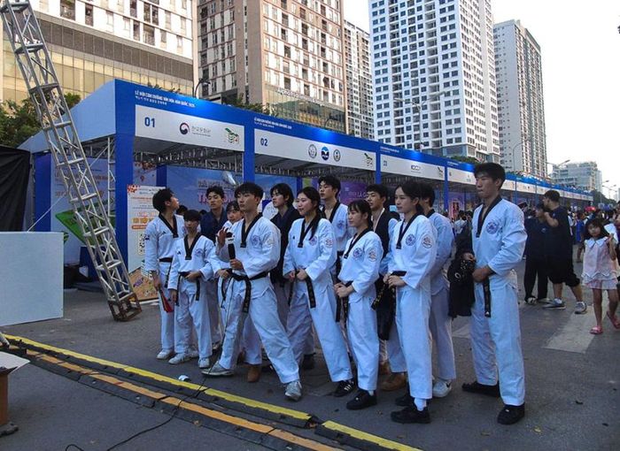 Đội hình võ sinh Taekwondo giao lưu và ghi lại khoảnh khắc kỷ niệm tại sự kiện. (Ảnh: Thảo Tâm)