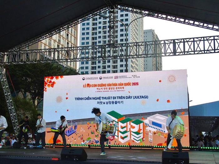 Tiết mục hòa tấu nhạc cụ truyền thống Samulnori mở màn sôi động trên sân khấu chính của lễ hội. (Ảnh: Thảo tâm)