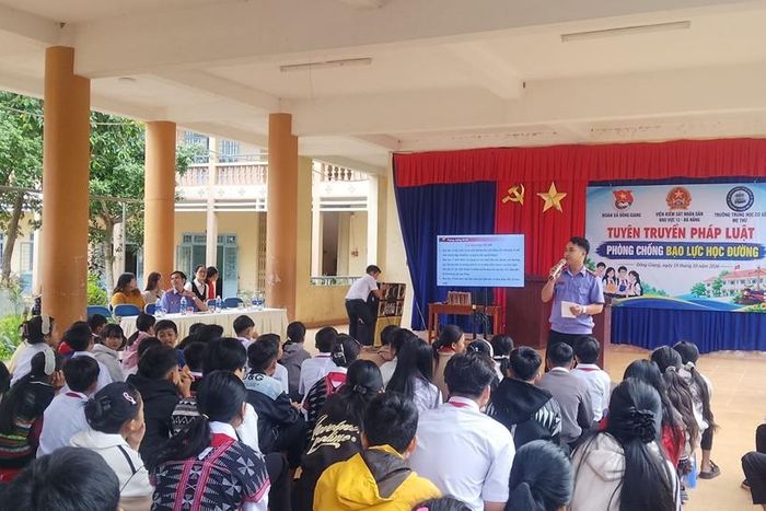 VKSND khu vực 12, TP Đà Nẵng tổ chức chương trình tuyên truyền pháp luật với chủ đề “Phòng chống bạo lực học đường”.