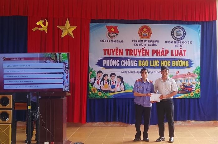 VKSND khu vưc 12, TP Đà Nẵng trao phần quà cho đại diện nhà trường để sắm sửa cơ sở vật chất phục vụ các em học sinh.