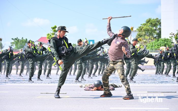 Biểu diễn kỹ thuật, chiến thuật của lực lượng Cảnh sát cơ động. Ảnh: Thành Cường
