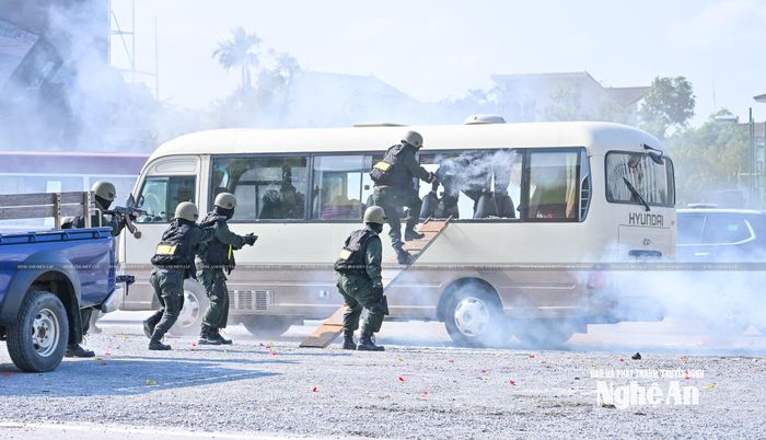 Tình huống đánh bắt khủng bố, giải cứu con tin. Ảnh: Thành Cường