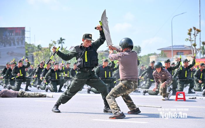 Biểu diễn, phân tích bài quyền gậy tonfa. Ảnh: Thành Cường