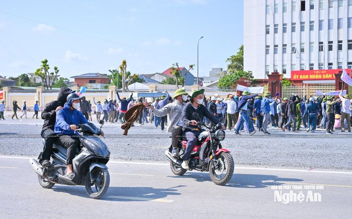 Tình huống kích động người dân. Ảnh: Thành Cường