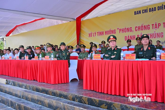 Các đồng chí lãnh đạo Quân khu 4 và lãnh đạo tỉnh Nghệ An tham dự Lễ tổng duyệt. Ảnh: Thành Cường