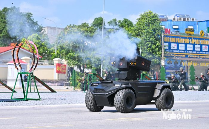 Robot tự hành tham gia trong buổi diễn tập. Ảnh: Thành Cường