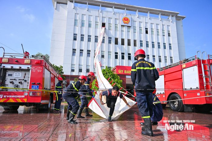 Cứu hộ cứu nạn, giải cứu nạn nhân bị mắc kẹt trong đám cháy. Ảnh: Thành Cường
