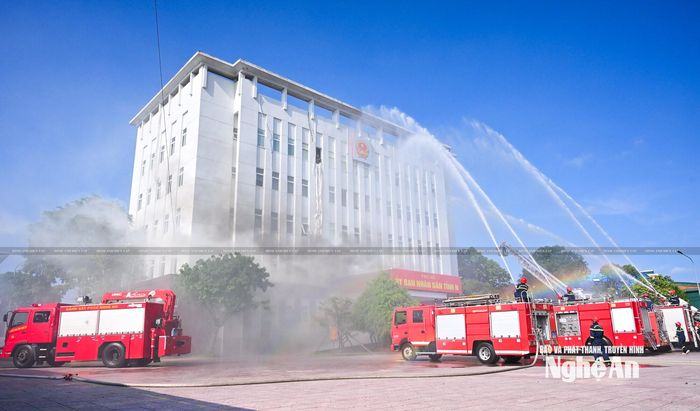 Chữa cháy và cứu nạn, cứu hộ. Ảnh: Thành Cường