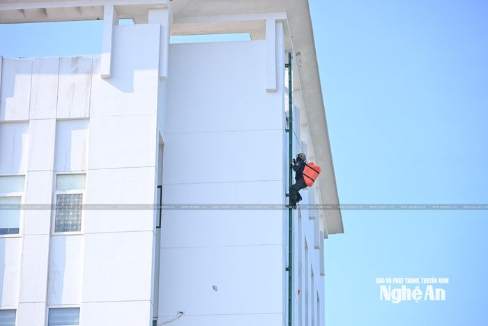 Leo tường tiếp cận mục tiêu. Ảnh: Thành Cường