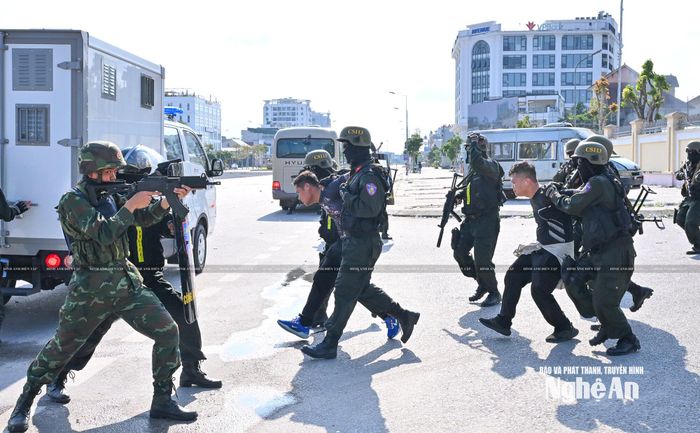 Đánh bắt khủng bố. Ảnh: Thành Cường