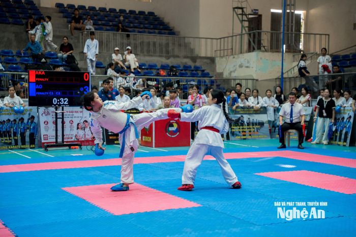 Các VĐV thể hiện đòn đánh đẹp mắt nội dung Kumite (đối kháng) tại giải. Ảnh: Hải Hưng