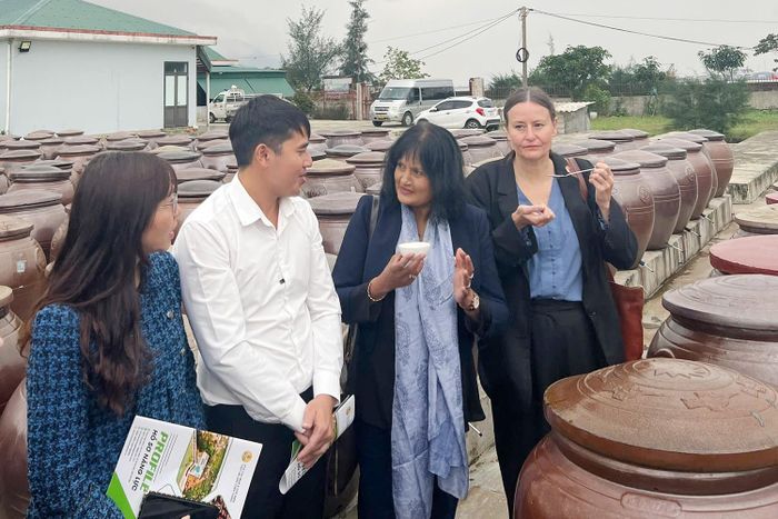 Du khách nước ngoài tham quan cơ sở sản xuất của HTX Thu mua và Chế biến thủy hải sản Chiến Thắng. Ảnh: Đình Minh.
