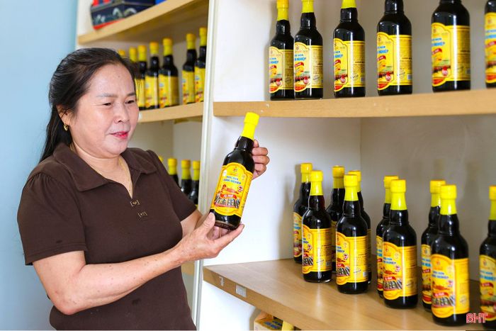 Nước mắm Luận Nghiệp của HTX Thu mua và Chế biến thủy hải sản Chiến Thắng (phường Hải Ninh) đã được xuất khẩu sang Nga và Angola. Ảnh Đình Nhất