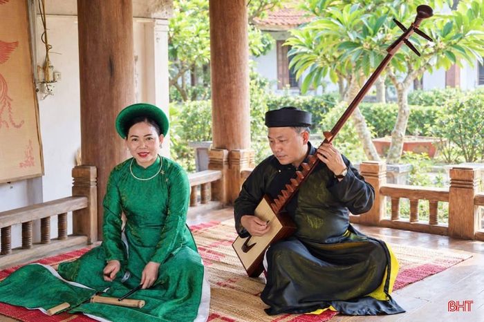 Với các nghệ nhân Dương Thị Xanh và Trần Văn Đài, gìn giữ ca trù không đơn thuần là theo đuổi niềm đam mê cá nhân mà còn là trách nhiệm đối với di sản của quê hương.