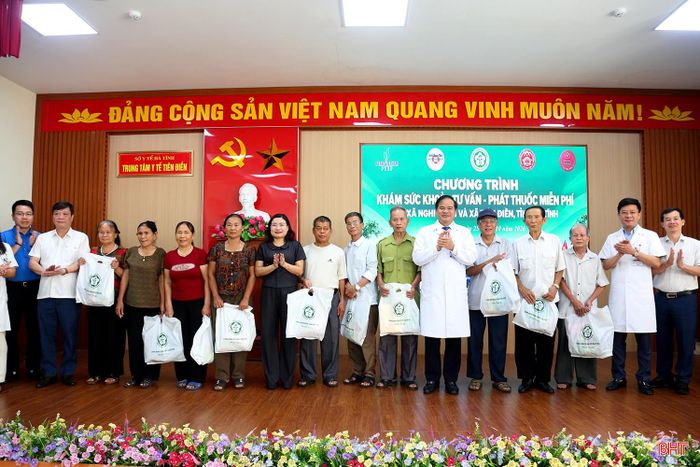 Lãnh đạo tỉnh Hà Tĩnh và Bệnh viện Bạch Mai trao quà an sinh cho người dân.
