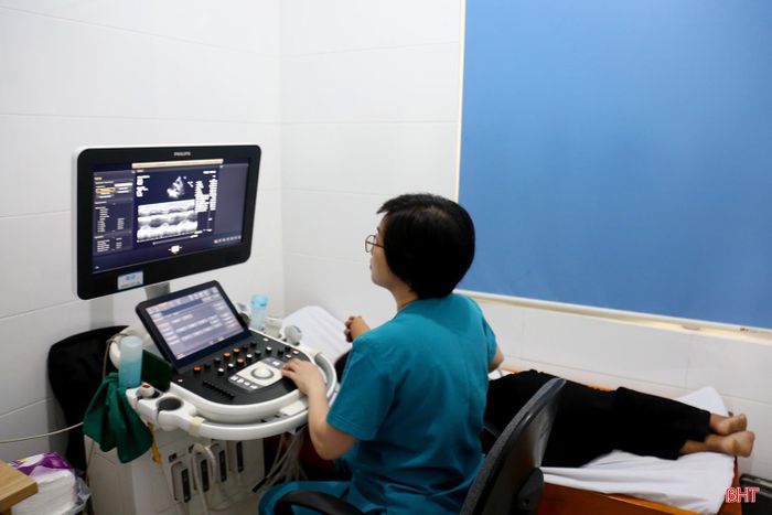 Người dân được các y bác sĩ Bệnh viện Bạch Mai thăm khám tổng quát.