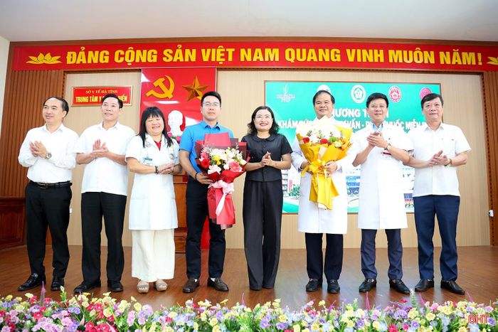 Lãnh đạo tỉnh tặng hoa cho các y, bác sĩ Bệnh viện Bạch Mai.