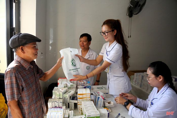 Cấp phát thuốc miễn phí cho người dân.