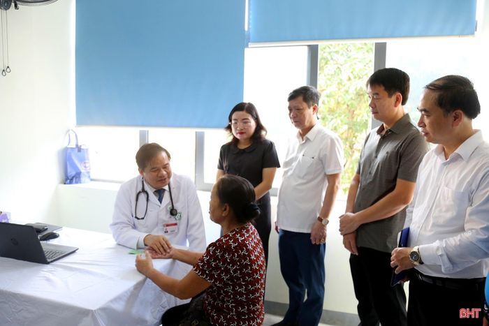 PGS.TS. Bác sĩ Đào Xuân Cơ – Giám đốc Bệnh viện Bạch Mai trực tiếp khám bệnh cho người dân