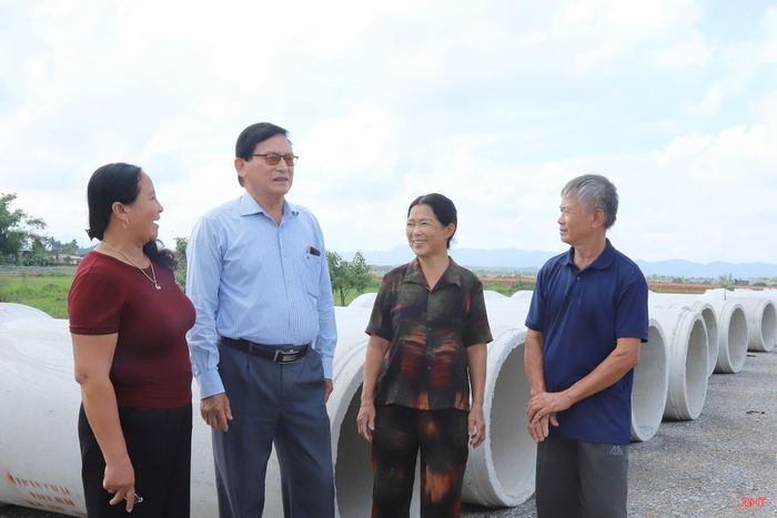 Ông Nguyễn Hoài Dương (người đeo kính) và ông Lê Quang Cương kỳ vọng dự án khu công nghiệp Bắc Thạch Hà sẽ góp phần thay đổi diện mạo của địa phương, thúc đẩy phát triển kinh tế.