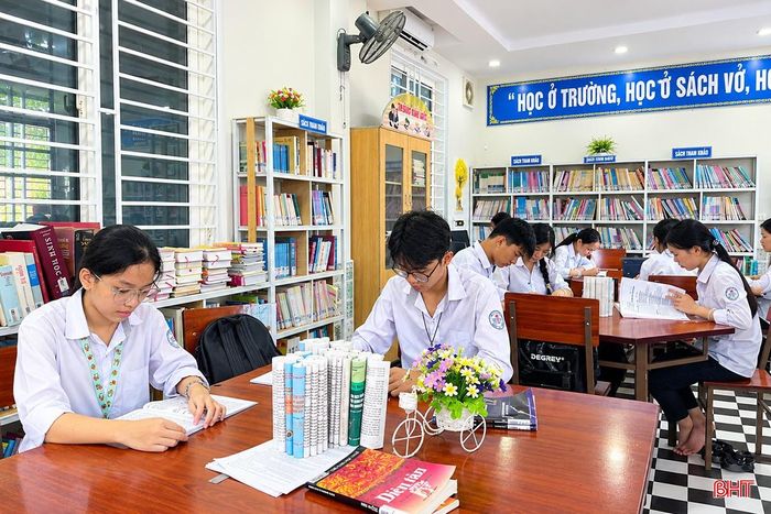 Học sinh lớp 12, Trường THPT Cẩm Bình tăng cường ôn tập tại thư viện, chủ động chuẩn bị trước những thay đổi mới trong tuyển sinh.