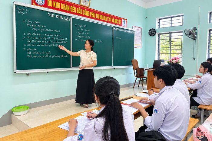 Cô giáo Lê Thị Thu Hằng, Trường THPT Nguyễn Trung Thiên thường xuyên cập nhật thông tin tuyển sinh mới trong quá trình ôn tập cho học sinh.