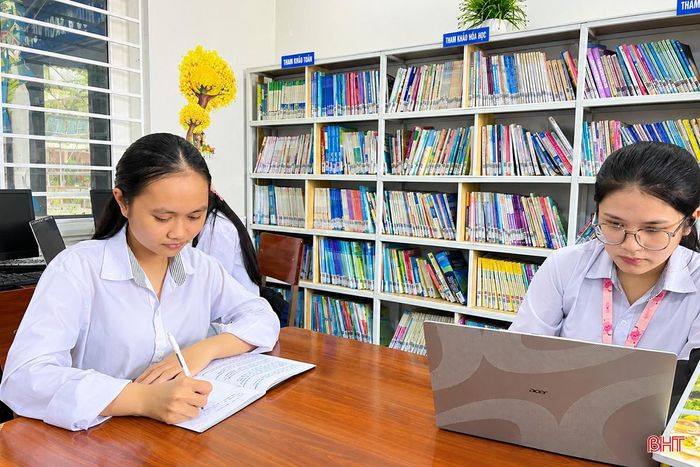 Em Phan Thị Bảo Linh, học sinh lớp 12A14, Trường THPT Cẩm Bình (bên trái) tập trung ôn tập, hướng tới những mục tiêu mới.