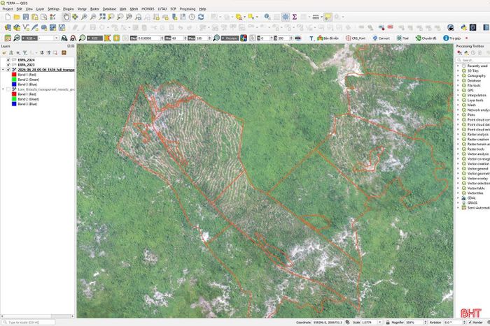 Cán bộ kiểm lâm sử dụng phần mềm QGIS để đối chiếu bản đồ số với ảnh vệ tinh, phục vụ quản lý, theo dõi hiện trạng rừng.