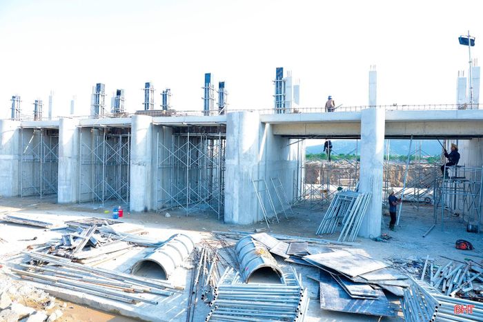 Dự án khôi phục, sửa chữa tràn Đá Bạc ở xã Cổ Đạm, tỉnh Hà Tĩnh đang được triển khai thi công.