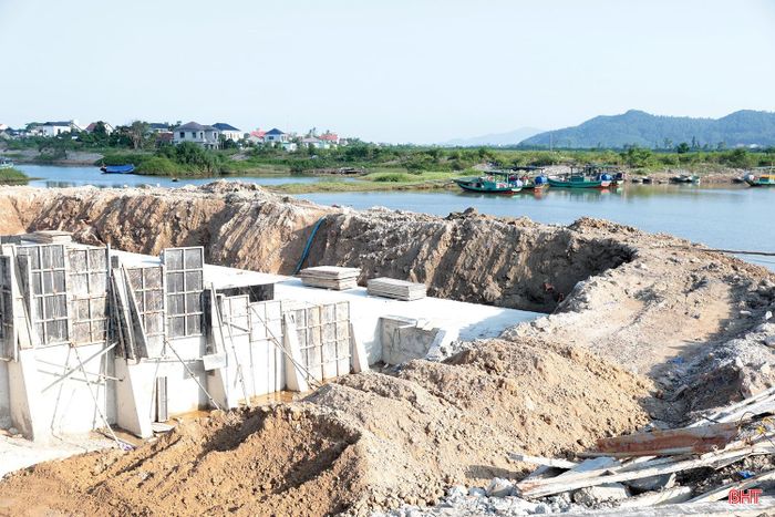 Đơn vị thi công đắp tạm đê đất bao quanh công trình, tránh tác động từ thủy triều, góp phần cho việc thi công tràn Đá Bạc được thuận lợi.