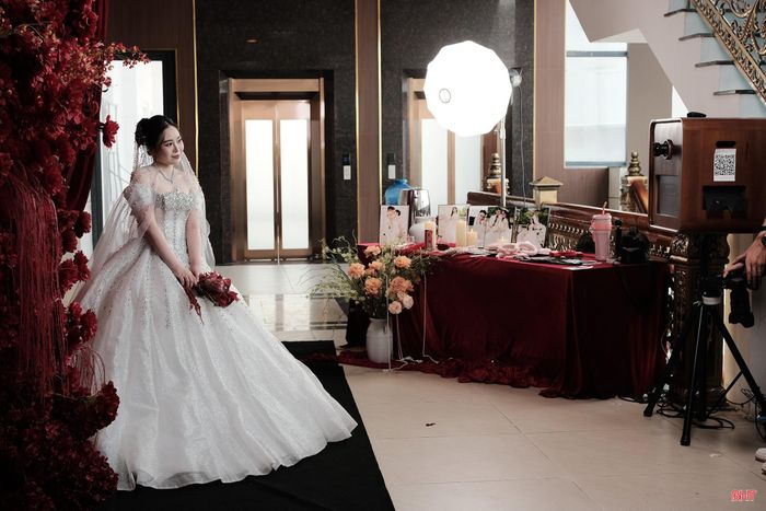 Với những phụ kiện ngộ nghĩnh, Lyly Photobooth (phường Thành Sen) mang đến trải nghiệm chụp ảnh trẻ trung, độc đáo, giúp cô dâu, chú rể và khách mời lưu giữ những khoảnh khắc vui tươi, đáng nhớ trong ngày trọng đại.