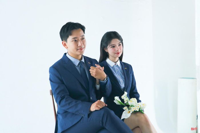 Vợ chồng chị Trần Yên Khánh (xã Can Lộc) lựa chọn concept ảnh cưới theo phong cách tối giản, gần gũi, ưu tiên những khoảnh khắc tự nhiên, đời thường.