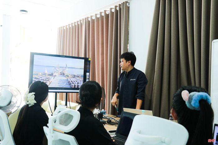 Anh Nguyễn Bùi Khánh Trung cùng ê-kíp chuẩn bị các khâu tổ chức cho một lễ cưới sắp tới của khách hàng.