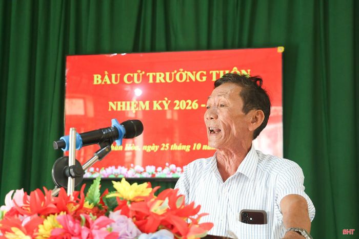 Cử tri tại thôn Nhân Hòa (xã Yên Hòa) thảo luận về danh sách người ứng cử.