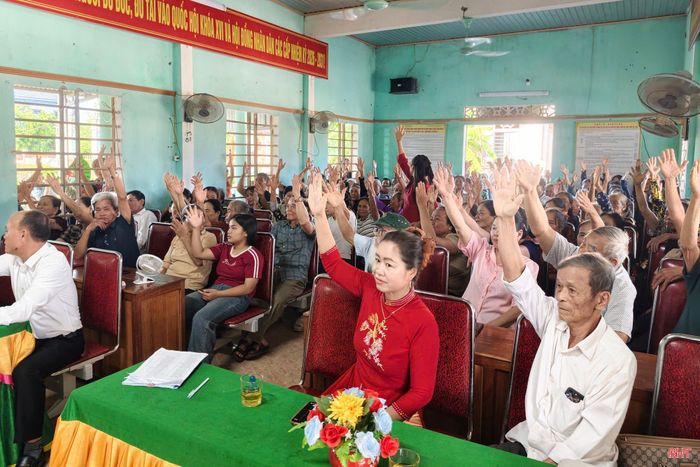 Các cử tri bầu trưởng thôn bằng hình thức giơ tay.