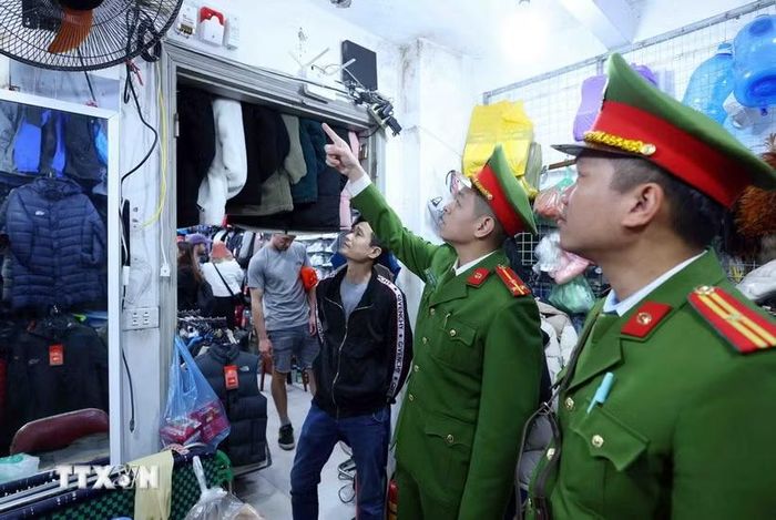 Kiểm tra công tác phòng cháy chữa cháy và cứu nạn cứu hộ tại một hộ kinh doanh. (Ảnh: Phạm Kiên/TTXVN)