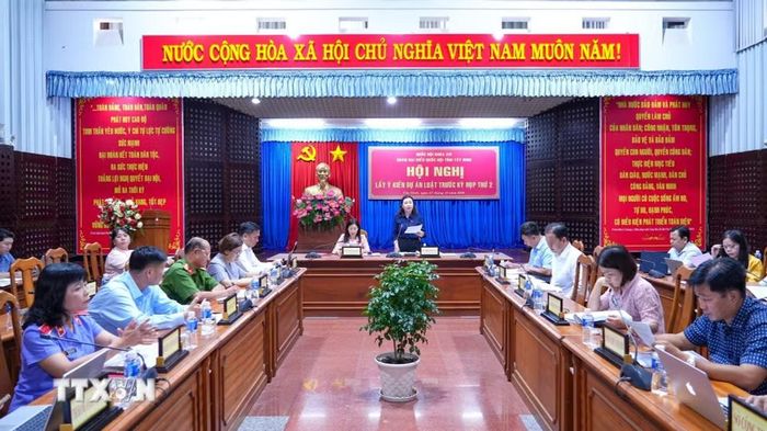 Đoàn đại biểu Quốc hội đơn vị tỉnh Tây Ninh tổ chức Hội nghị Lấy ý kiến góp ý Dự thảo Luật sửa đổi, bổ sung một số điều của Luật Xử lý vi phạm hành chính (sửa đổi); Luật Đấu giá tài sản (sửa đổi); Luật Đấu thầu (sửa đổi). (Ảnh: Minh Phú/TTXVN)
