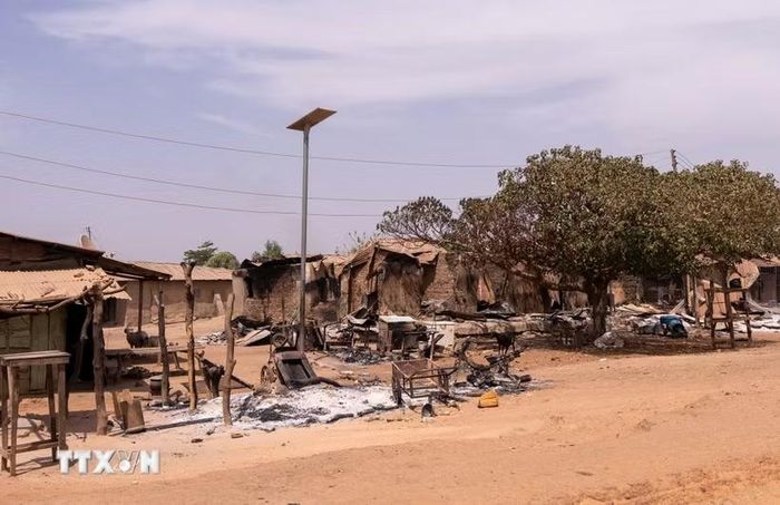 Cảnh tàn phá khi các tay súng tấn công và phóng hỏa ở khu vực Woro và Nuku ở bang Kwara, Nigeria. (Ảnh: Anadolu Agency/TTXVN)