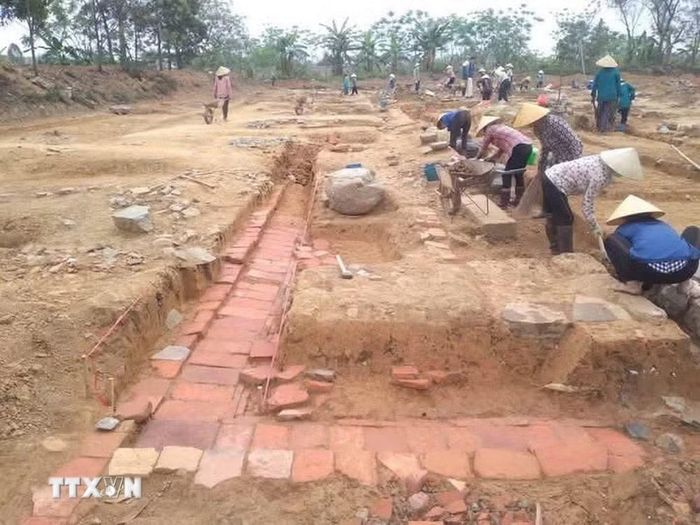Một hố khai quật khảo cổ tại Thành nhà Hồ. (Ảnh minh họa: Hoa Mai/TTXVN)