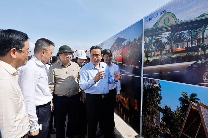 Chủ tịch Quốc hội Trần Thanh Mẫn cùng Đoàn công tác đến kiểm tra Dự án đường tỉnh ĐT.975 và Dự án Tuyến tàu điện đô thị đoạn 1. (Ảnh: Doãn Tấn/TTXVN)