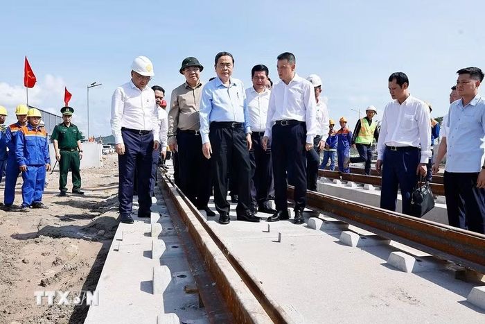 Chủ tịch Quốc hội Trần Thanh Mẫn cùng Đoàn công tác đến kiểm tra Dự án đường tỉnh ĐT.975 và Dự án Tuyến tàu điện đô thị đoạn 1. (Ảnh: Doãn Tấn/TTXVN)