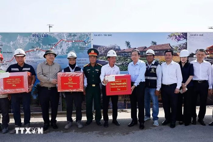 Chủ tịch Quốc hội Trần Thanh Mẫn cùng Đoàn công tác tặng quà đơn vị thi công Dự án đường tỉnh ĐT.975 và Dự án Tuyến tàu điện đô thị đoạn 1. (Ảnh: Doãn Tấn/TTXVN)