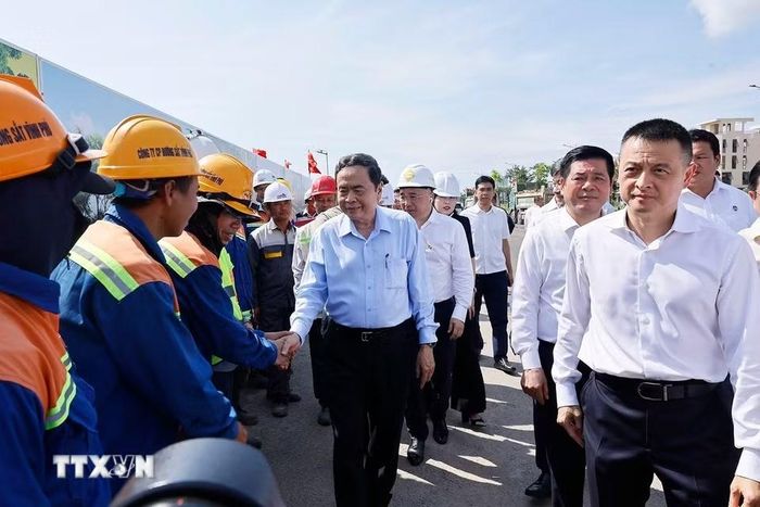 Chủ tịch Quốc hội Trần Thanh Mẫn cùng Đoàn công tác đến kiểm tra Dự án đường tỉnh ĐT.975 và Dự án Tuyến tàu điện đô thị đoạn 1. (Ảnh: Doãn Tấn/TTXVN)