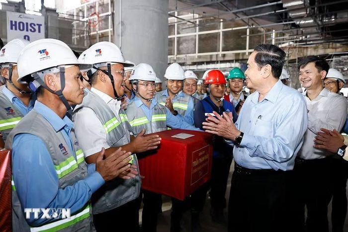Chủ tịch Quốc hội Trần Thanh Mẫn gặp gỡ cán bộ, công nhân tại Dự án đầu tư mở rộng Cảng hàng không quốc tế Phú Quốc. (Ảnh: Doãn Tấn/TTXVN)