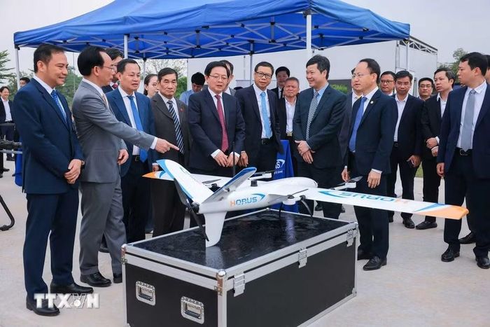 Phó Thủ tướng Hồ Quốc Dũng và các đại biểu tham quan các sản phẩm UAV tại "Khu thử nghiệm UAV và chương trình thử nghiệm bay ngoài trời". (Ảnh: Hoàng Hiếu/TTXVN)