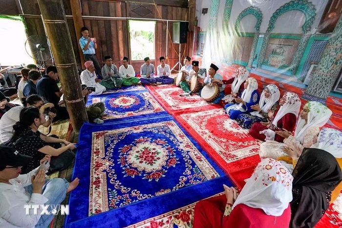 Thông qua hoạt động tái hiện tại Làng Văn hóa-Du lịch các dân tộc Việt Nam, công chúng có thêm cơ hội tìm hiểu nét đẹp văn hóa của đồng bào Chăm Islam An Giang. (Ảnh: Khánh Hòa/TTXVN)