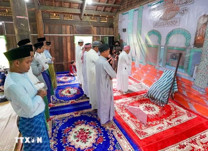 Tại thánh đường, các tín đồ xếp thành từng hàng ngay ngắn, thực hiện nghi thức. (Ảnh: Khánh Hòa/TTXVN)