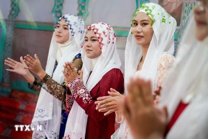 Sau một tháng Ramadan, đồng bào Chăm Islam đón Tết Raya Aidil Fitri trong niềm vui và sự háo hức. (Ảnh: Khánh Hòa/TTXVN)