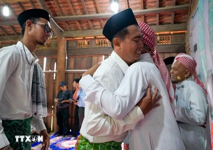 Những cái bắt tay hay cái ôm thân tình trở thành biểu tượng đẹp của sự hòa giải và gắn bó cộng đồng. (Ảnh: Khánh Hòa/TTXVN)