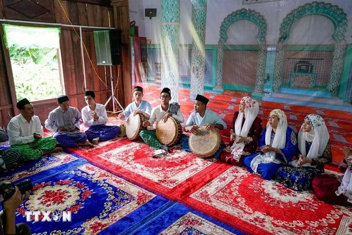 Sau một tháng Ramadan, đồng bào Chăm Islam đón Tết Raya Aidil Fitri trong niềm vui và sự háo hức. (Ảnh: Khánh Hòa/TTXVN)